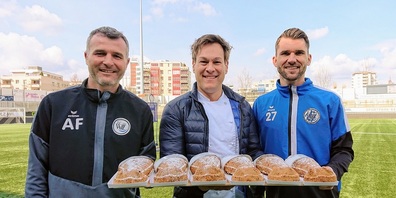 Wiler Mandelfisch als erlaubtes "Doping" könnte Alex Frei mit nach Winterthur bringen. Hier ist Frei im Bild mit Adrian Studer (Geschäftsführer Confiserie Hirschy) und FC Wil-Captain Philipp Muntwiler. 