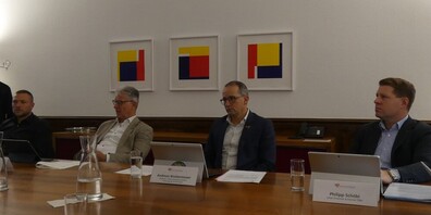 Anlässlich der Medienkonferenz zum Budget 2026. (Von links:) Stephan Schüle (Leiter Finanzverwaltung Stadt Wil), Hans Mäder (Stadtpräsident), Andreas Breitenmoser (Stadtrat, Vorsteher Departement Versorgung und Energie) und Philipp Schöbi (Leiter Finanzen und Dienste TBW).