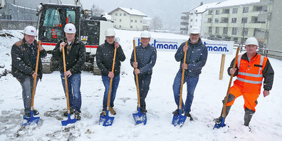Tino Stocker, Bauamt Schiers; Andy Ladner, Baugesellschafter; Jürg Frei, Baugesellschafter; Mario Casanova, Baugesellschafter; Adrian Steinmann, Architekt und Juan Perez, Polier, setzen zum Spatenstich für 60 neue Wohnungen in Schiers an. 