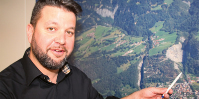 Der Trimmiser Gemeindepräsident Roman Hug erklärt das Sanierungsprojekt der Dorfrüfi. 