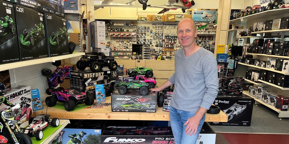 Daniel Iff lebt Modellbau, testet selbst die neuesten RC-Modelle und macht jeden Ladenbesuch zum Abenteuer.