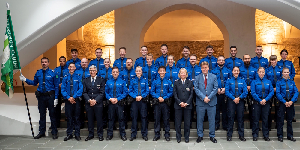 Gruppenbild der 26 neuen Polizistinnen und Polizisten der Kantonspolizei St.Gallen mit Kommandantin und Regierungsrat im Pfalzkeller.