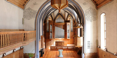 Aktuelle Architektur mit Orgel in der Schierser Kirche.