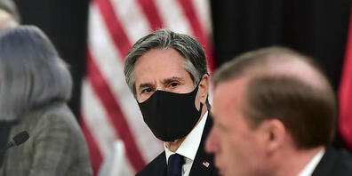 Antony Blinken (M), Außenminister der USA, hört zu, während Jake Sullivan (r), Nationaler Sicherheitsberater der USA, bei der Eröffnungssitzung der US-China-Gespräche im Captain Cook Hotel spricht. Foto: Frederic J. Brown/Pool via AP/dpa