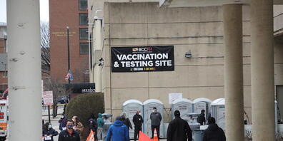 Blick auf einen Teil des Kongresszentrums in der US-Stadt Baltimore, das derzeit als Corona-Impfzentrum dient. Foto: Lena Klimkeit/dpa