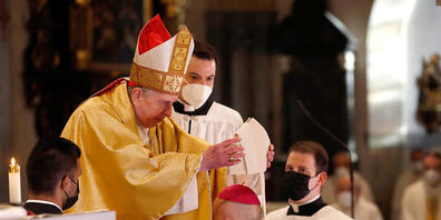 Joseph Maria Bonnemain bekommt von Kurienkardinal Kurt Koch die Mitra aufgesetzt, das Symbol der bischöflichen Macht.