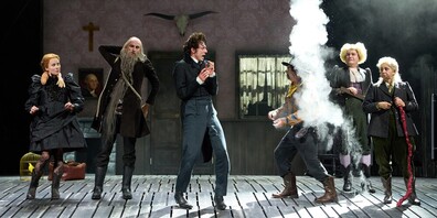 Yascha Finn Nolting als Ichabod Crane (3. v.l.)