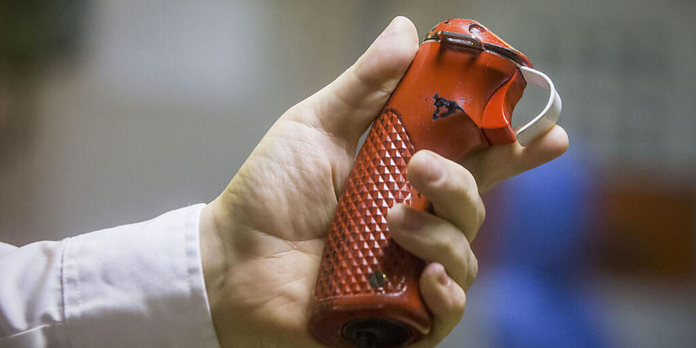 ARCHIV - Eine Hand hält an Bord des britischen U-Boots «HMS Vigilant» die rote Auslöse-Einrichtung, die der Waffenoffizier des U-Boots im Fall eines Atomwaffen-Einsatzes nutzen würde. Foto: Danny Lawson/PA Wire/dpa