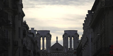 ARCHIV - Die Kathedrale Notre-Dame. Die Restaurierungspläne für den zerstörten Dachstuhl der Pariser Kathedrale Notre-Dame werden konkreter. Das verschwundene Balkenwerk des Kirchenschiffes und des Chors solle zwar nicht komplett originalgetreu na...