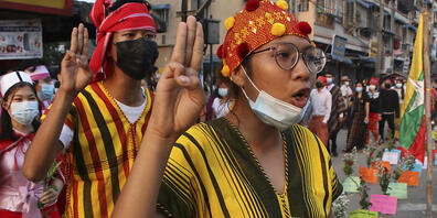 Demonstranten nehmen an einem Protest gegen die Militärjunta in Myanmar teil. Die Militärjunta hat am 24. März mehr als 600 festgenommene Demonstranten freigelassen. Foto: Uncredited/AP/dpa