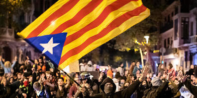 ARCHIV - Ein Befürworter der Unabhängigkeit Kataloniens schwenkt während einer Demonstration eine katalanische Fahne. Foto: Ben Curtis/AP/dpa