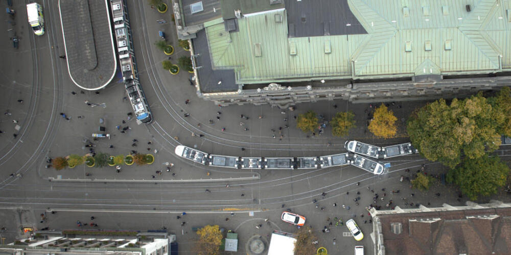 Am Mittwochmittag verunfallten am Zürcher Paradeplatz zwei Trams. Dabei wurden drei Personen leicht verletzt.