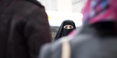 Das von Volk und Ständen angenommene Verhüllungverbot im öffentlichen Raum wird auf Wunsch der Kantone auf Bundesebene umgesetzt. (Themenbild)