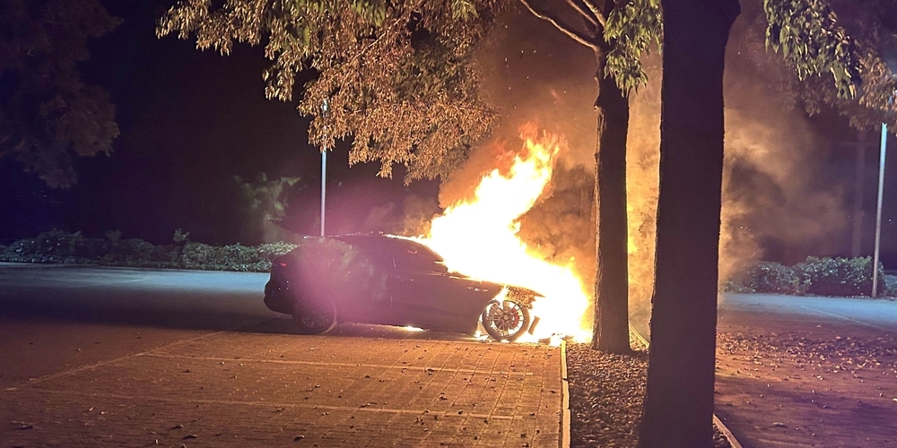 Personenwagen in Flammen auf einem Parkplatz in Pfäffikon SZ. Bezüglich Brandursache steht für die Polizei ein technischer Defekt im Vordergrund.