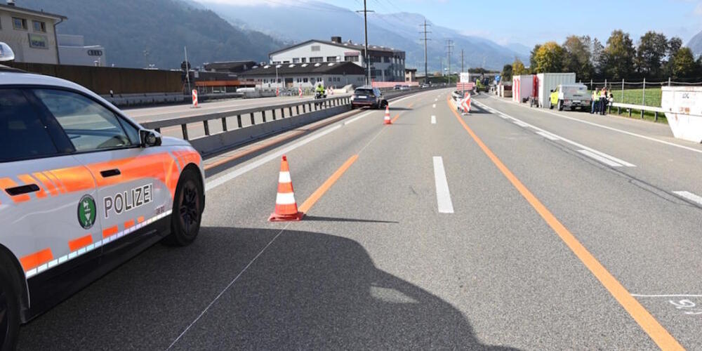 Ein Autofahrer fuhr irrtümlich auf die Baustelleneinfahrt und verursachte beim Versuch, wieder auf die Normalspur zu gelangen, einen Unfall.