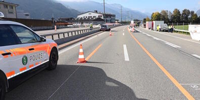 Ein Autofahrer fuhr irrtümlich auf die Baustelleneinfahrt und verursachte beim Versuch, wieder auf die Normalspur zu gelangen, einen Unfall.