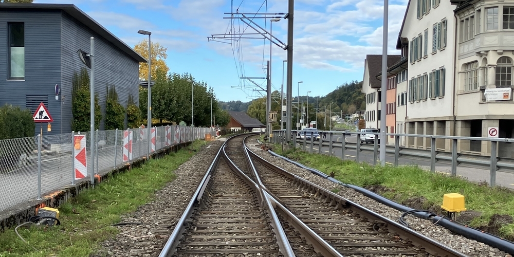 Die Einfahrtweiche Schmerikon muss bei Einfahrt auf das Gleis 1 langsam befahren werden.