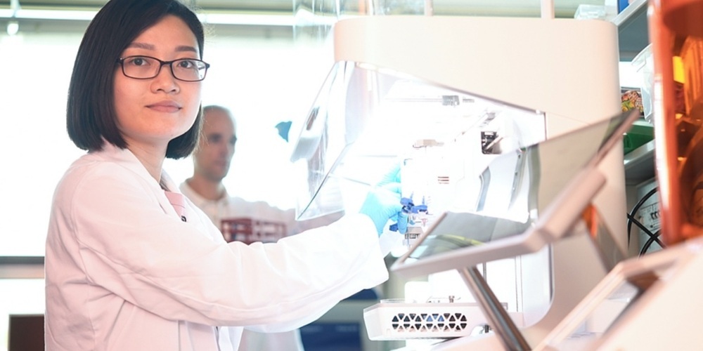 Empa-Forscherin Hien Le arbeitet an einer künstlichen Hornhaut aus Hydrogel für Menschen mit Sehbeeinträchtigung.