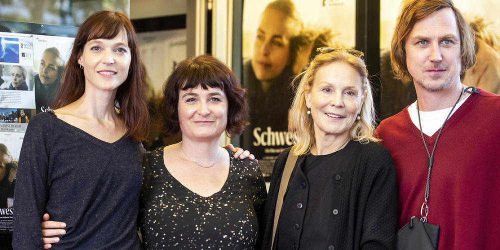 Ihr Film "Schwesterlein" geht am Freitagabend mit sechs Nominationen ins Rennen um den Schweizer Filmpreis 2021: Regisseurinnen Véronique Reymond und Stéphanie Chuat, Schauspielerin Marthe Keller und Hauptdasteller Lars Eidinger (v.l.n.r.)