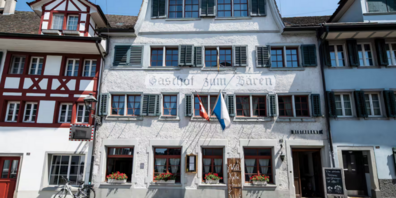 Der historische «Bären» mit seiner Gaststube und Aussichtsterrasse mitten im Städtchen Grüningen ist vor allem für heimischen Fisch und hiesiges Wild bekannt.