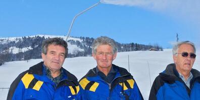 Leo Jeker und die Savogniner Schneemacher der ersten Stunde posieren im Jahr 2008 im Skigebiet, 30 Jahre nachdem sie die erste grosse Beschneiungsanlage Europas installiert hatten. (Archivbild)