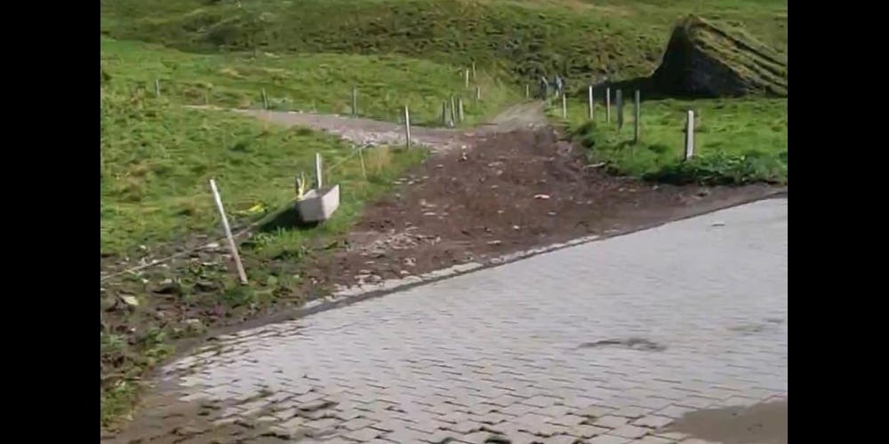 Das ist alles, was vom Brunnen auf Alp Mädems im Moment noch übrig geblieben ist: ein qualitativ eher dürftiges Bild aus jenen Tagen, als die steinerne Tränke noch an Ort und Stelle gewesen war. (Pressebild)