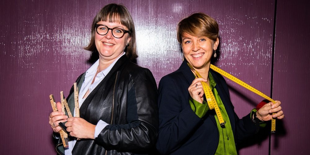 Simone und Kathrin Baumberger mit ihren spezifischen Messwerkzeugen als Bühnenbildnerin