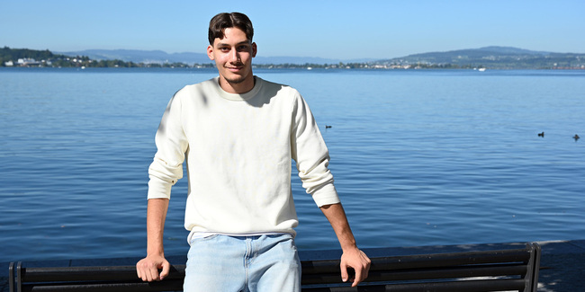 Ganz entspannt in Lachen: Volleyballer Nico Fuchs.