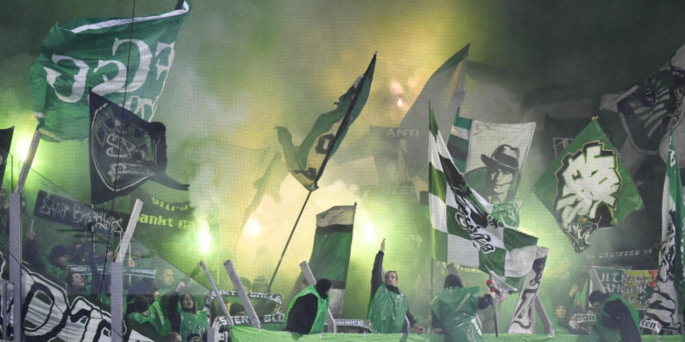 Mit der Fanarbeit sollen Eskalationen verhindert werden: St. Galler Fans beim Fussball Super-League Spiel zwischen dem FC Luzern und dem FCSG im Dezember 2019.