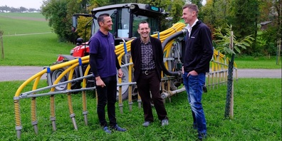 Landwirt Felix Würth, Sebastian Menzel vom Landwirtschaftsamt und Kilian Appert vom Arenenberg stellen den Massnahmenplan Ammoniak und dessen Umsetzung vor, zum Beispiel den Schleppschuh.