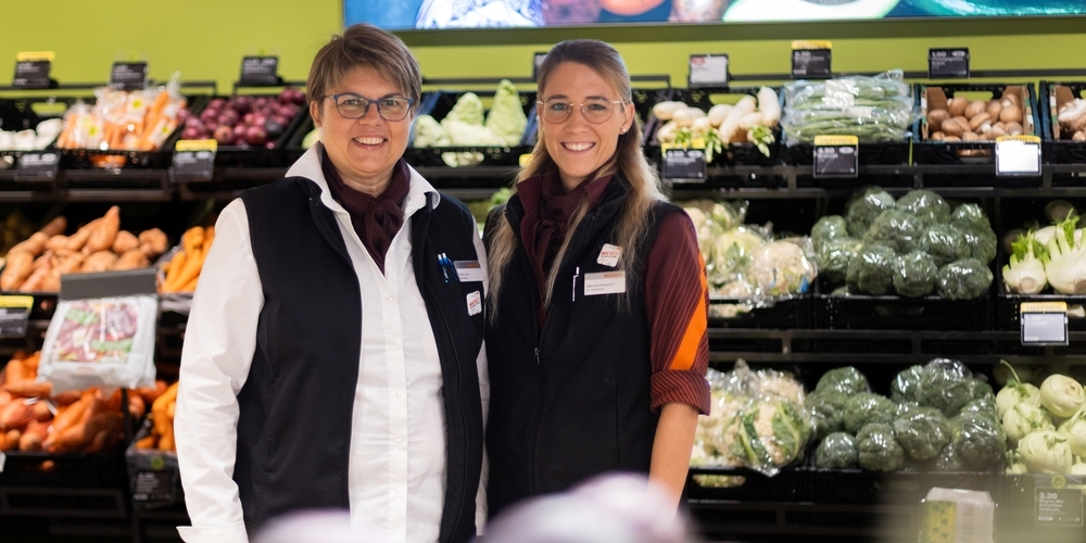 Filialleiterin Bettina Gyr (l.) und ihre Stellvertreterin Melinda Stanojevic leiten die neue Uzner Migros.