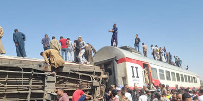 dpatopbilder - ARCHIV - Menschen nach dem Zusammenstoß zweier Züge an den beschädigten Waggons. Beim Zusammenstoß zweier Züge sind in Ägypten mindestens mehrere Menschen ums Leben gekommen. Das ägyptische Gesundheitsministerium meldete am Freitag ...