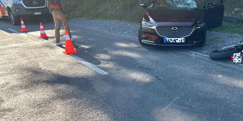Ein Töfffahrer ist auf der Klausenpassstrasse mit einem Auto zusammengestossen. Er flog über die Motorhaube in die Frontscheibe.