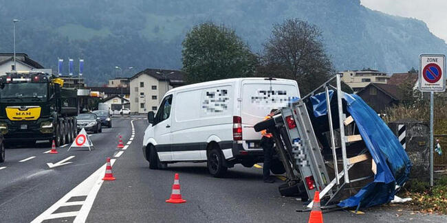 Weil die Ladung im Anhänger nicht gesichert war, kippte er in Näfels GL.