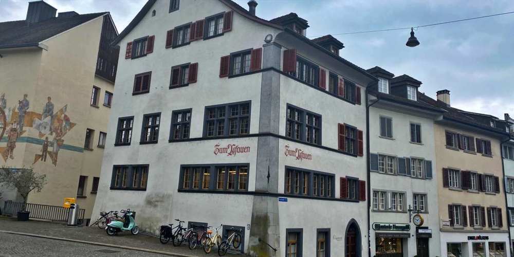 Das markante Haus «Zum Pfauen» am Rapperswiler Hauptplatz soll zum Polenmuseum werden.
