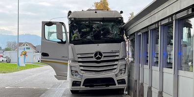 Lastwagen krachte ins Zollhaus – Fahrer erlitt medizinischen Notfall.