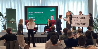 Urs Wietlisbach (rechts neben dem Bildschirm) ist Investor und Unternehmer