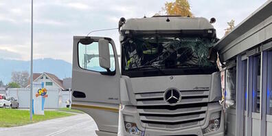 Der Lastwagen krachte ins Zollhaus von Diepoldsau SG.