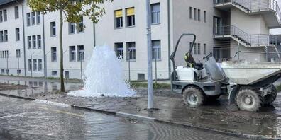 Beim Rückwärtsfahren kollidierte ein Baustellenfahrzeug mit dem Hydranten.