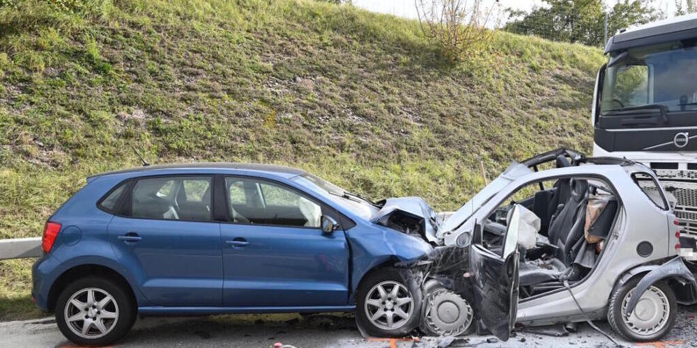 Eine 79-jährige Frau im grauen Auto verletzte sich beim Unfall in Bazenheid lebensbedrohlich und musste reanimiert werden.