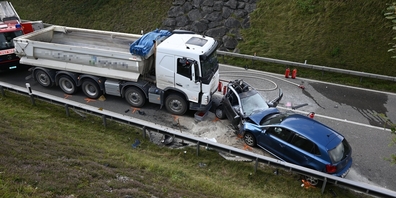 Beim Anschluss Brägg geriet eine Autofahrerin wohl auf die Gegenfahrbahn der H16 und es kam zur Frontalkollision, worauf der Lastwagen auffuhr.