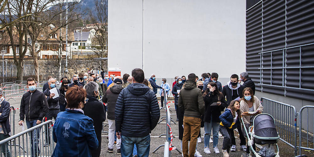 Mehrere Dutzend Personen warten am Freitagnachmittag vor dem Abstimmungslokal in Moutier auf die Türöffnung. Am Sonntagabend wird feststehen, ob das Städtchen zum Kanton Jura wechselt oder bernisch bleibt.