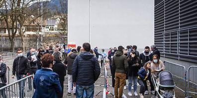 Mehrere Dutzend Personen warten am Freitagnachmittag vor dem Abstimmungslokal in Moutier auf die Türöffnung. Am Sonntagabend wird feststehen, ob das Städtchen zum Kanton Jura wechselt oder bernisch bleibt.
