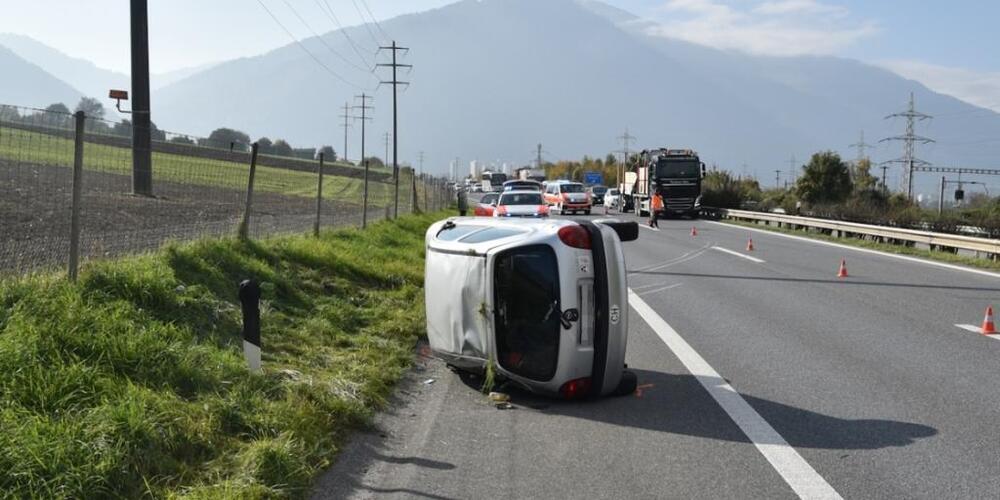 Ein 25-Jähriger geriet mit seinem Auto ins Schleudern. Es landete auf dem Dach. Die Polizei traf das Fahrzeug zur Seite gekippt an.