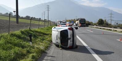 Ein 25-Jähriger geriet mit seinem Auto ins Schleudern. Es landete auf dem Dach. Die Polizei traf das Fahrzeug zur Seite gekippt an.