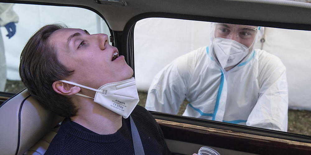 Bitte Gurgeln: Die Stadt Wien setzt auf Massentests für zu Hause. Foto: Boris Roessler/dpa