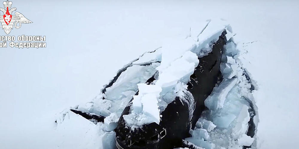 SCREENSHOT - Ein Handout des Pressedienstes vom russischen Verteidigungsministerium zeigt ein russisches Atom-U-Boot, das durch das arktische Eis während einer militärischen Übungen bricht. Foto: Uncredited/Russian Defense Ministry Press Service/A...