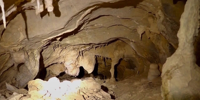 Vorderer Bereich der Höhle. Mittlerweile sollen «unseriöse Forscher» mindestens eine der Tropfstein-Formationen mittels Werkzeug entfernt haben.