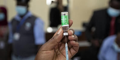 Eine Krankenschwester zieht im Kenyatta National Hospital in Nairobi einen Impfstoff gegen das Coronavirus auf eine Spritze. Foto: Ben Curtis/AP/dpa