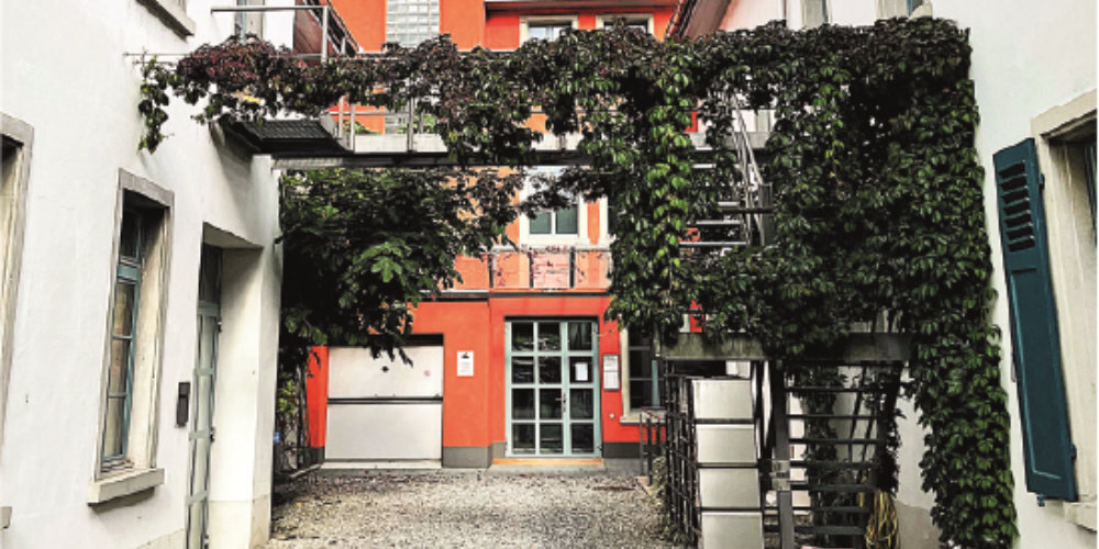 Die Ausstellungstage finden im Kunstatelier von Dalia Pugatsch an der Sennweidstrasse statt.
